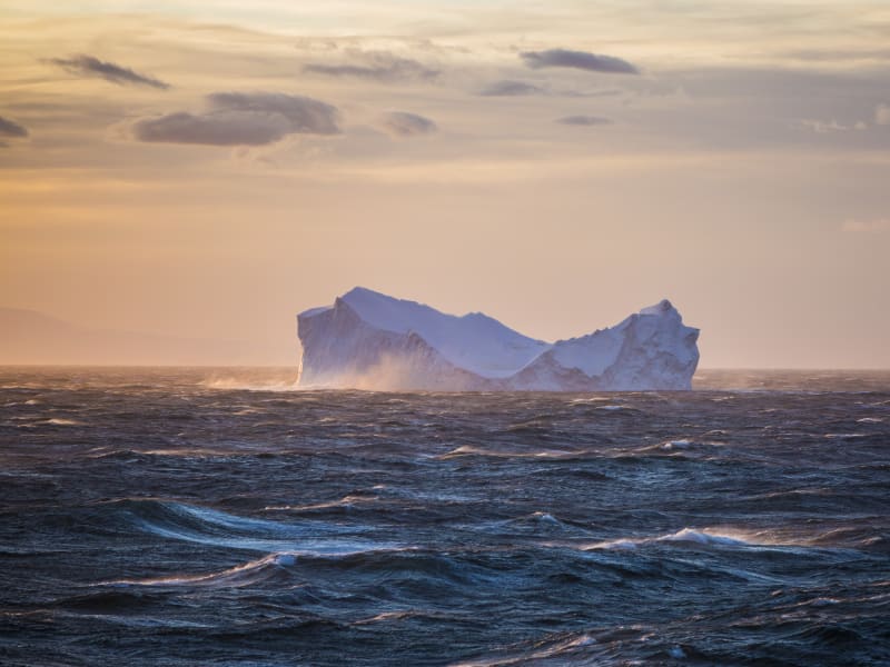 Antarctica_G_Expedition_Iceberg_pznjr9