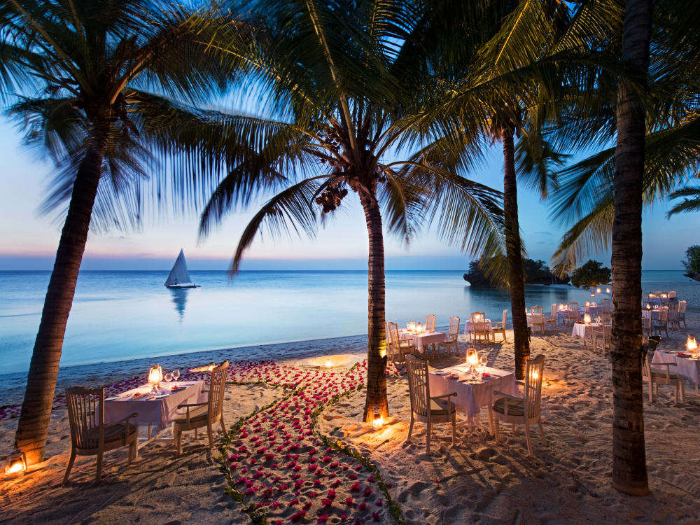 Constance-Aiyana-Pemba-Zanzibar-AB-Main-restaurant-Beach-Dinner-Dusk-01_HD_1_nwghhv