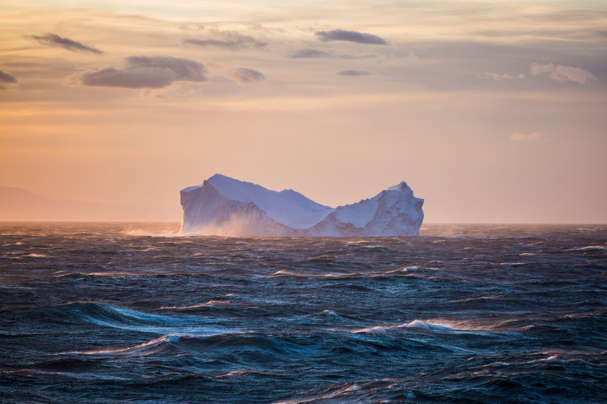 Antarctica_G_Expedition_Iceberg_pznjr9-1
