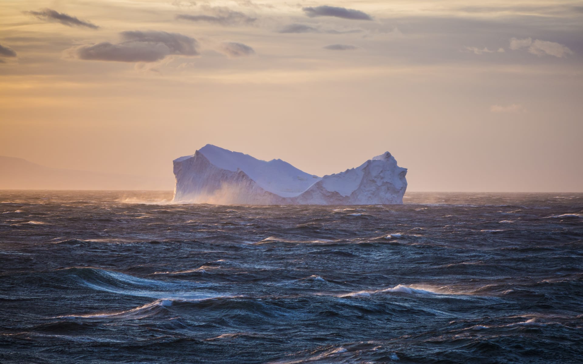 Antarctica_G_Expedition_Iceberg_pznjr9-2