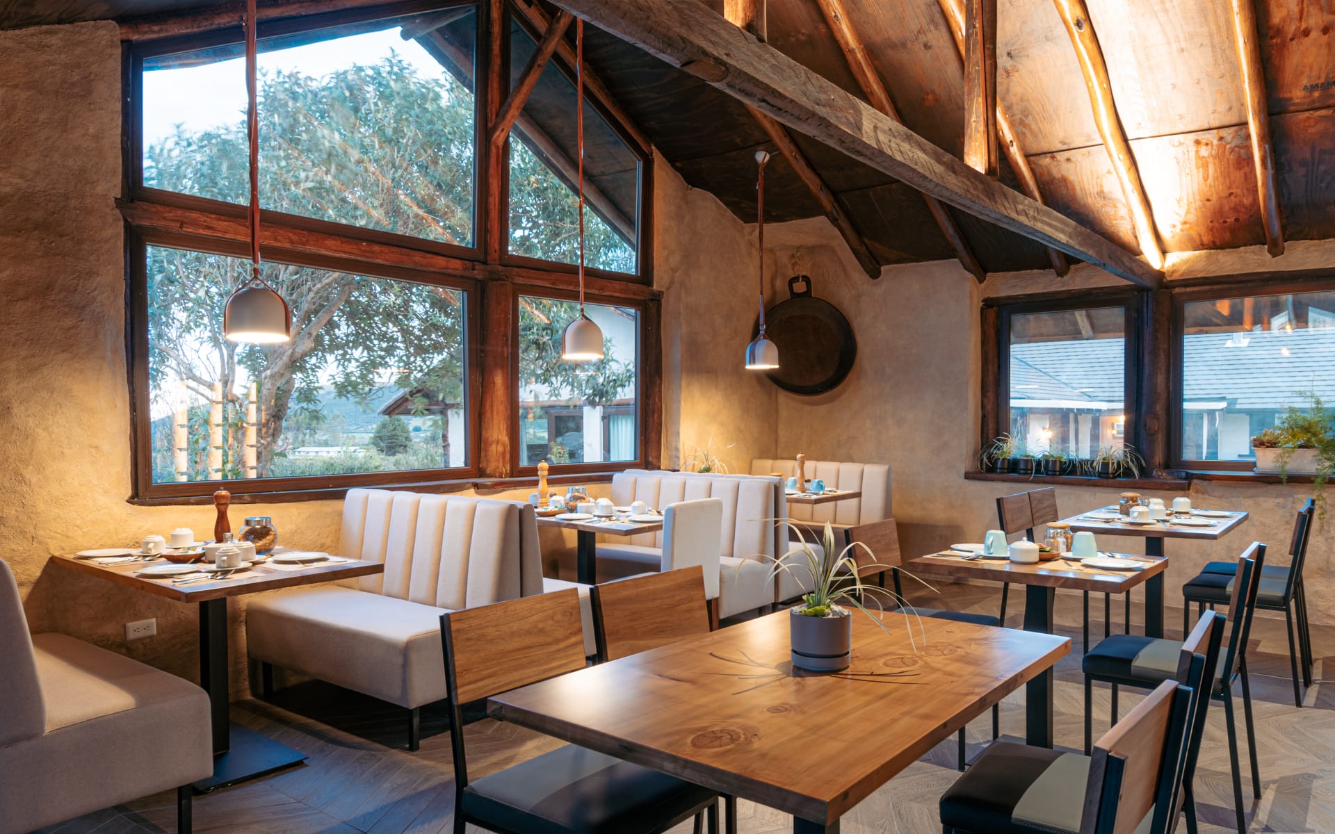 Chilcabamba_Mountain_Lodge_Dining_Tables_bfczcd