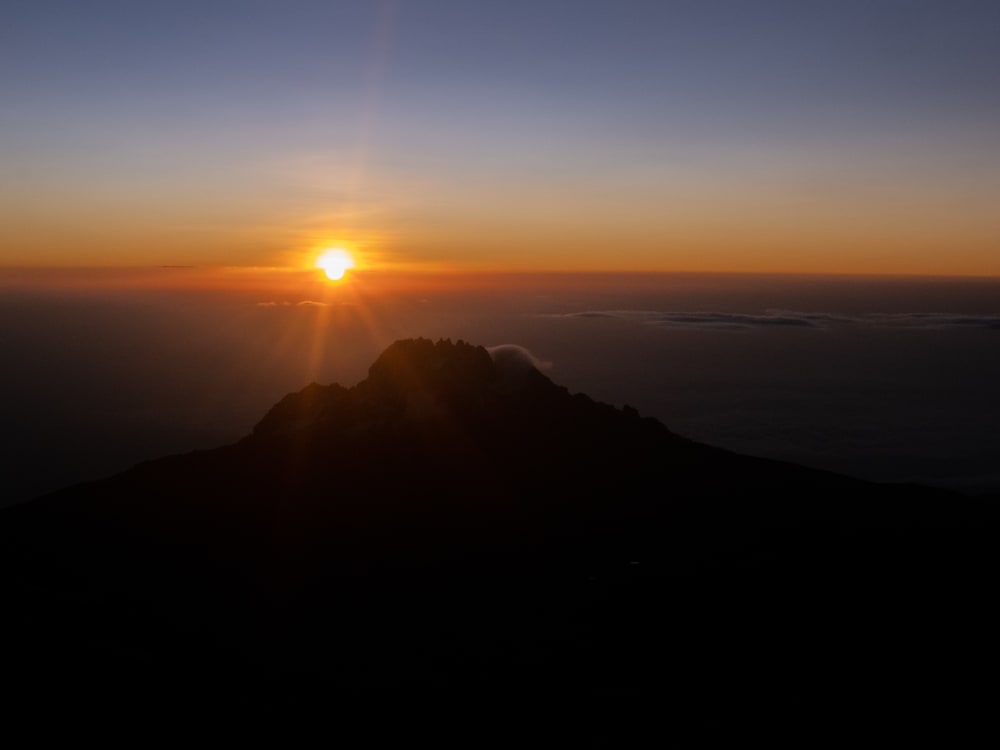 Mount_Kilimanjaro_Sunrise_Unsplash_CCDaniel_Vargas_laxyyd