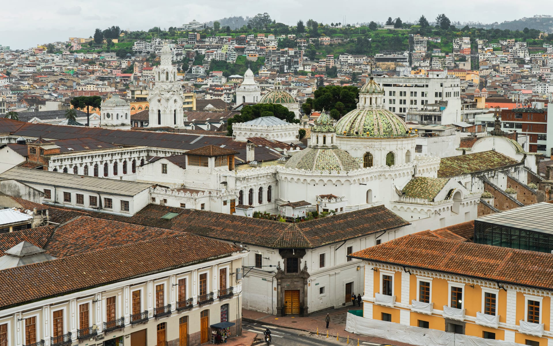 Quito_free_stock_photo_unsplash_Kiyosh-3