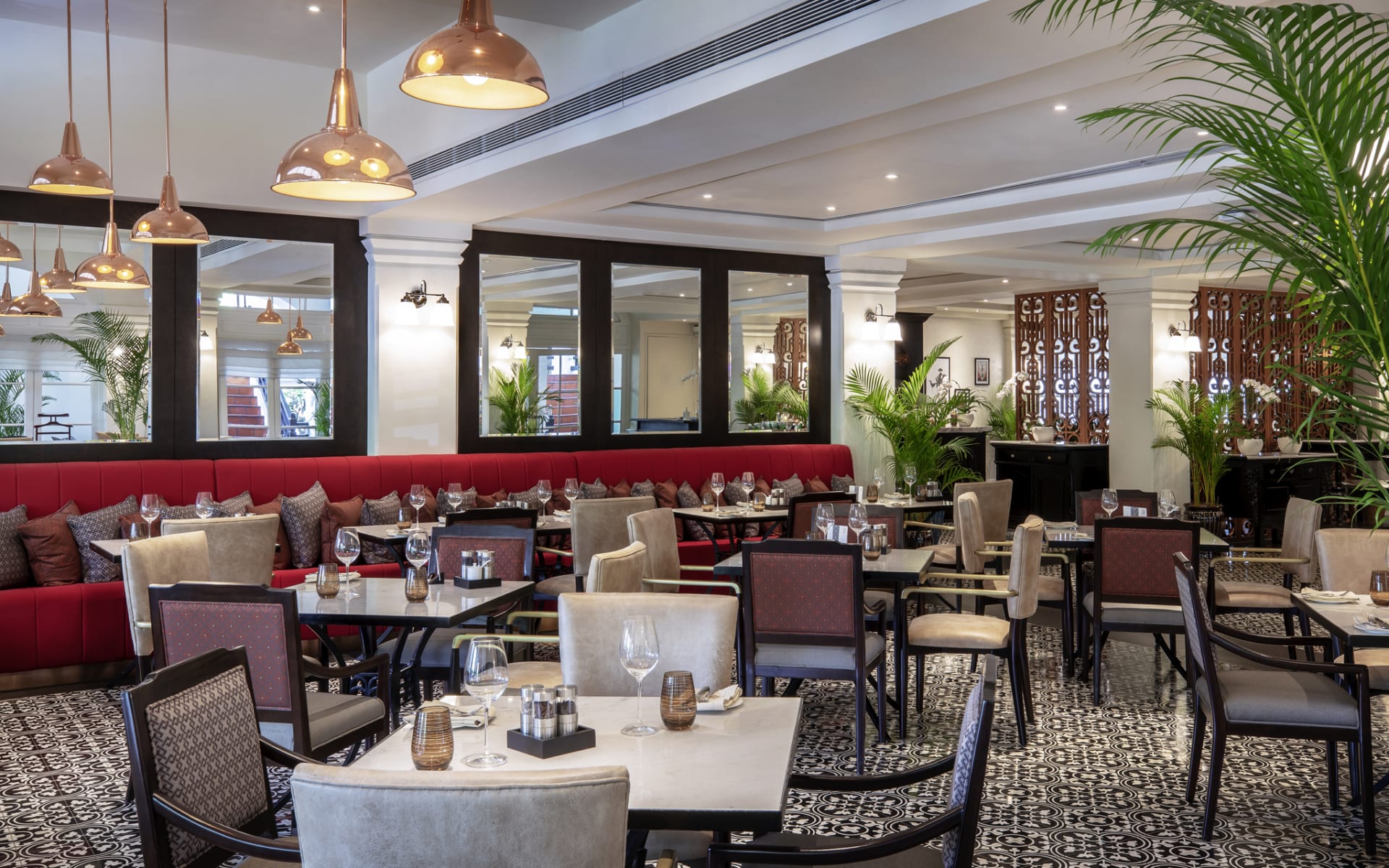Raffles_Hotel_Le_Royal_Restaurant_Tables_b6ggug