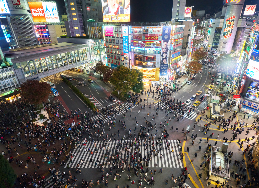 There are many people walking across the Shibuya Crossing in Tokyo. 