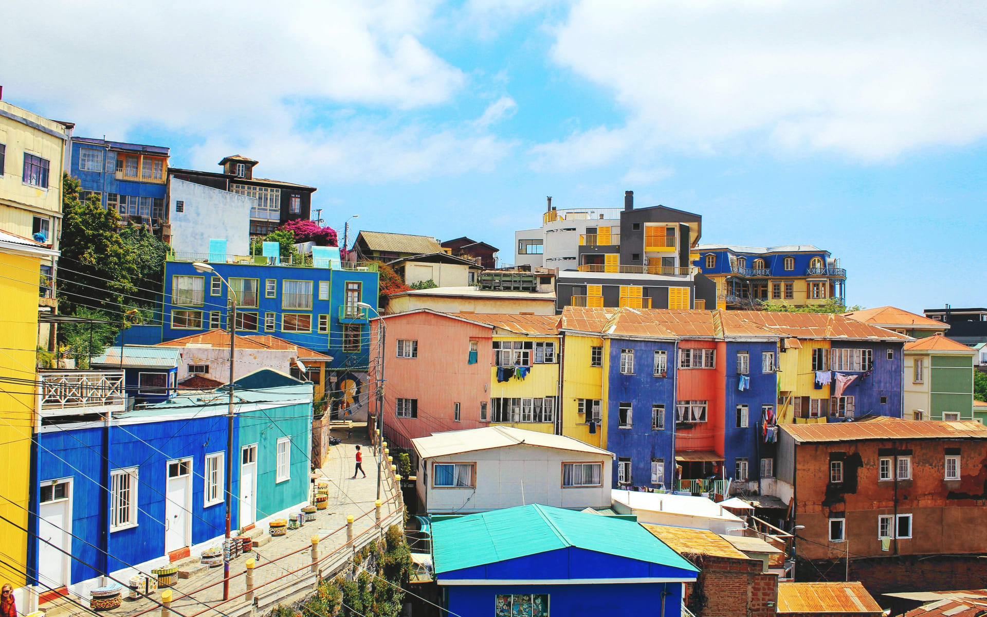 Colourful buildings line the street in Valparasío. 