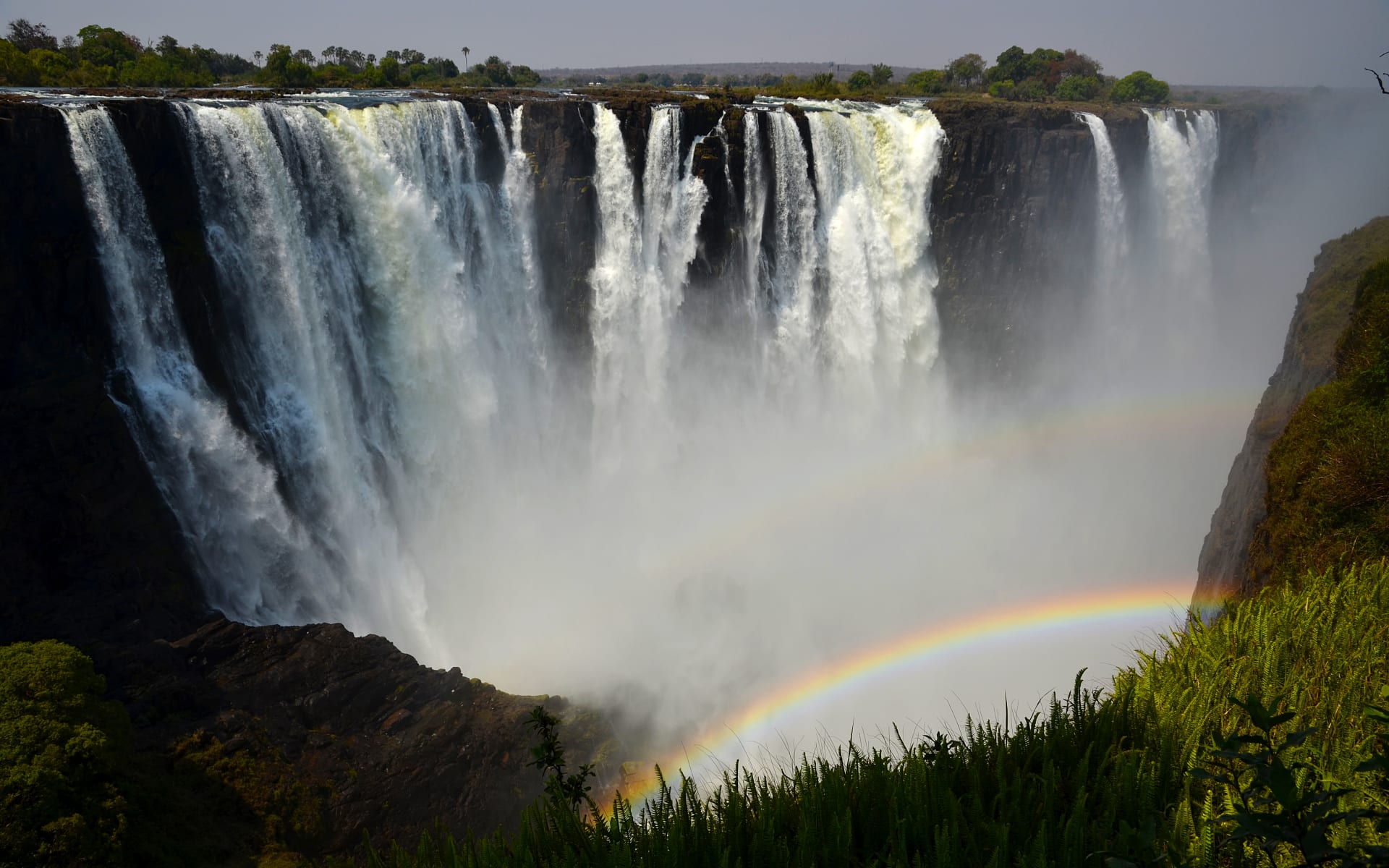 Victoria_Falls_-_Zimbabwe_-_panoramio_cbpzf1-2