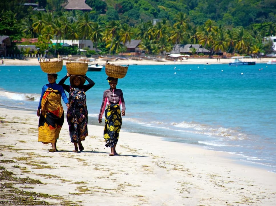 Women_on_Beach_Madagascar_Pixabay_yihmwm