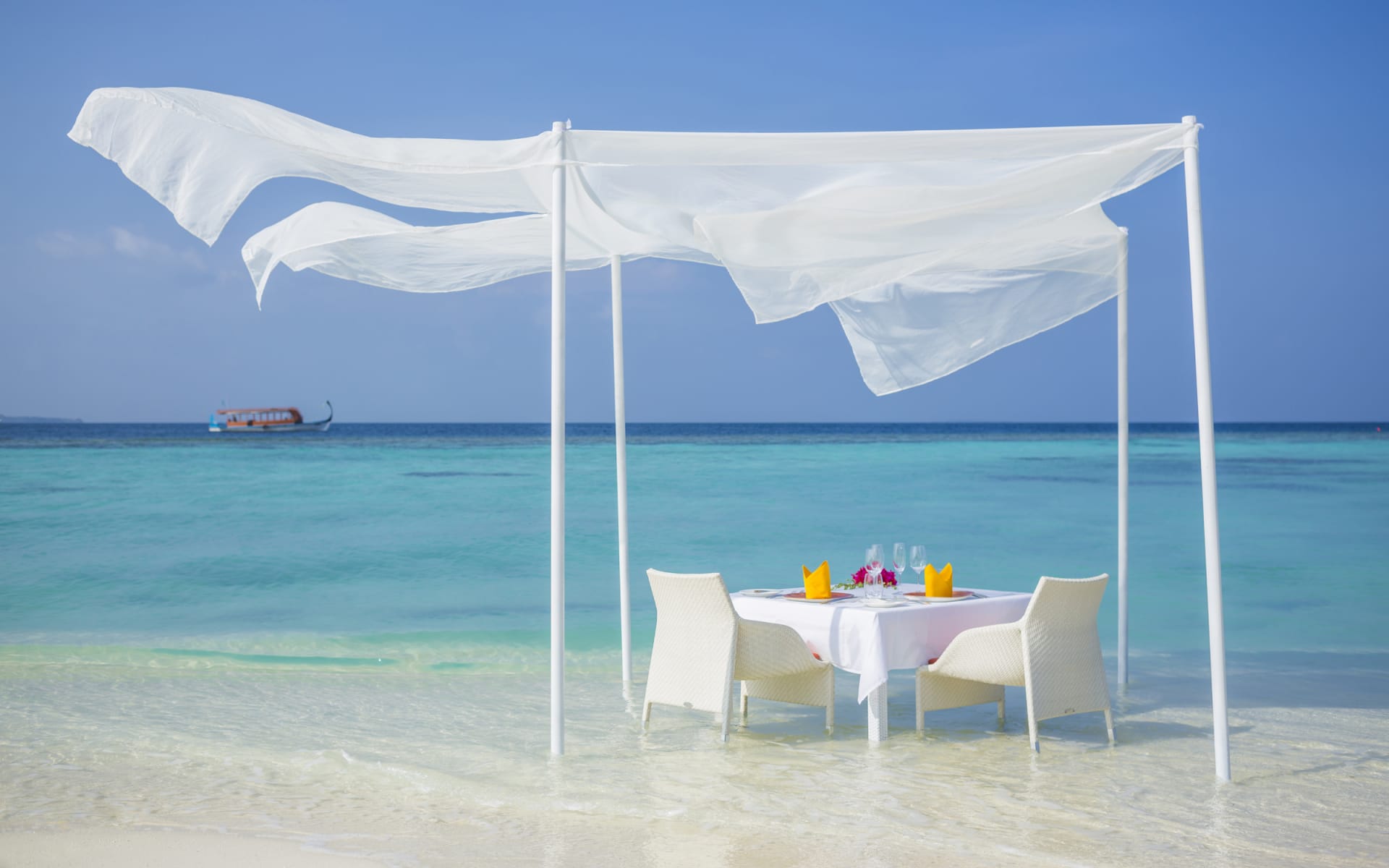 beach-dining-dusit-thani-maldives_on9tew