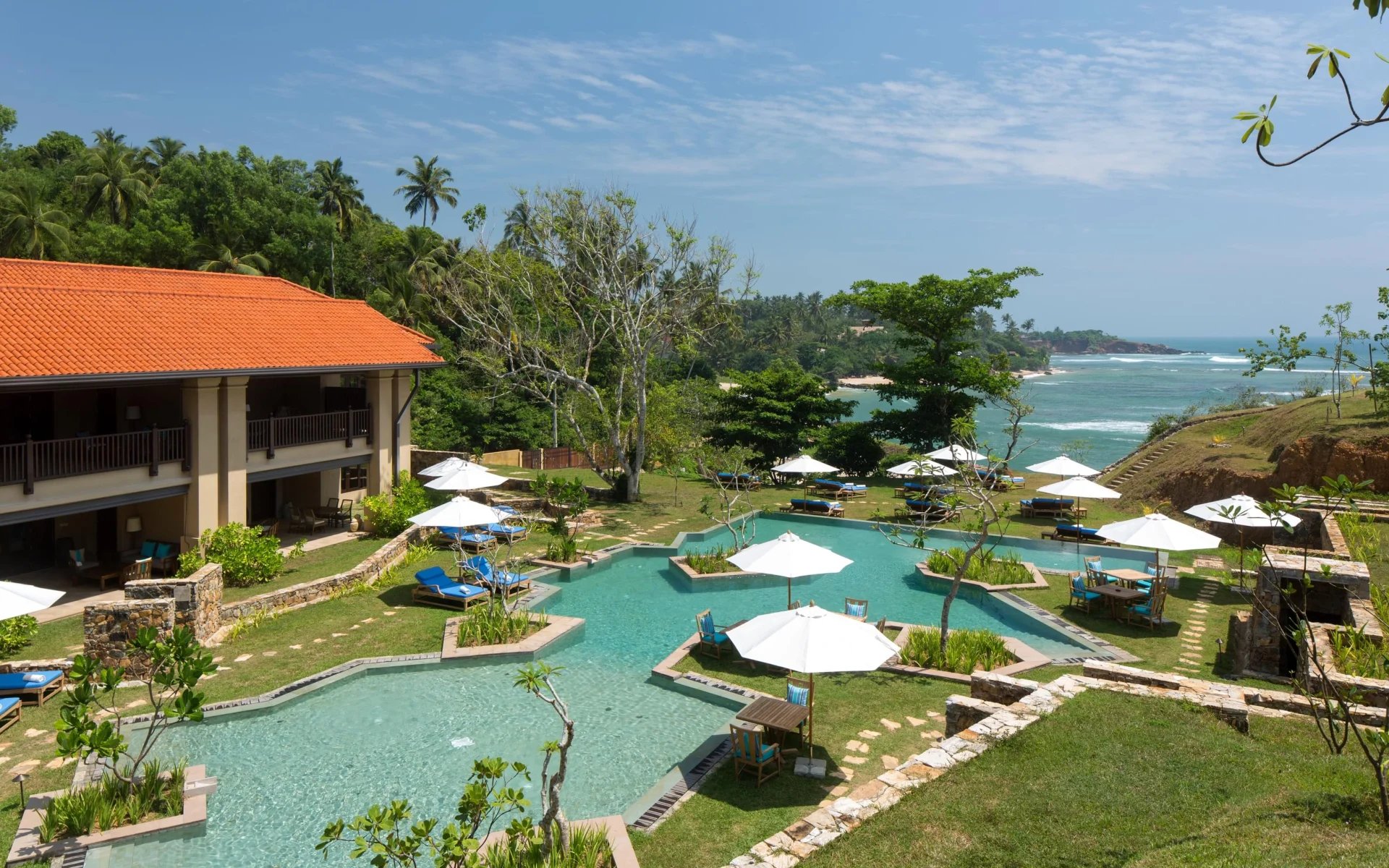 Cape Weligama has a pool overlooking the sea. 