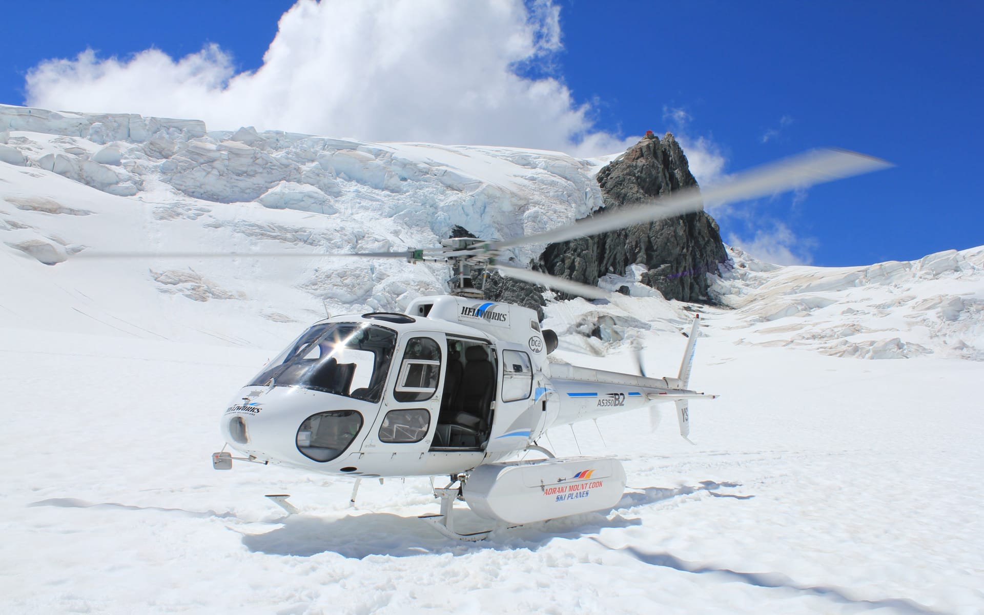 helicopter_tasman_glacier_unsplash_q6dmkr