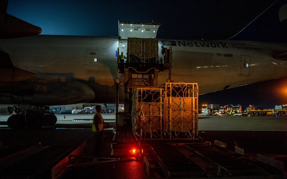 rhino-crates-being-offloaded-from-aircraft-c-gael-vande-weghe-african-parks_xc3h7a