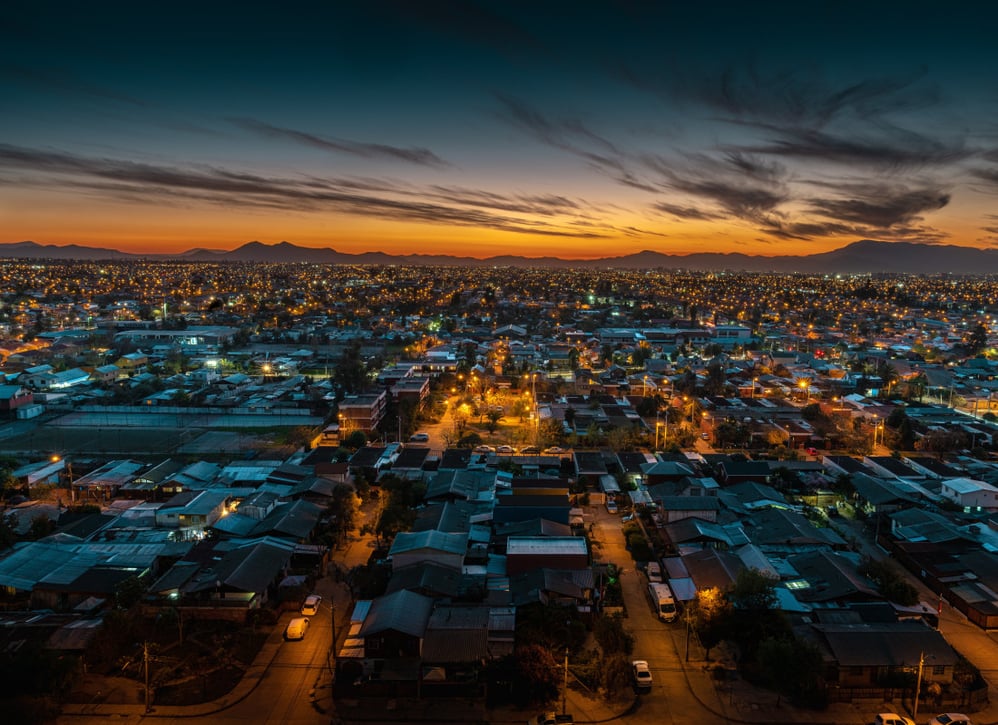 santiago_at_night_chile_off_the_beaten_track_unsplash_omszvz