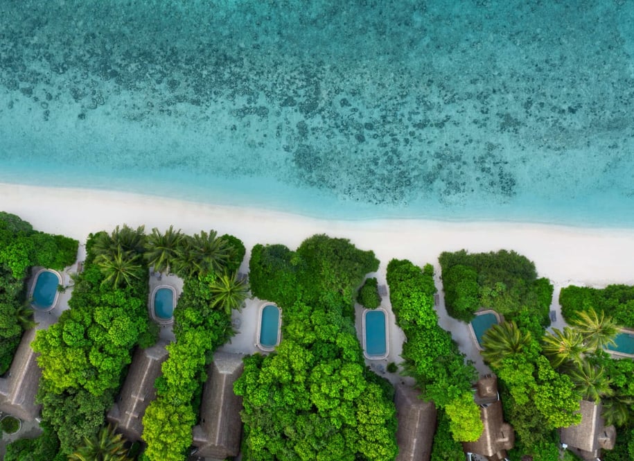 soneva_fushi_aerial_villas-1_yldj66