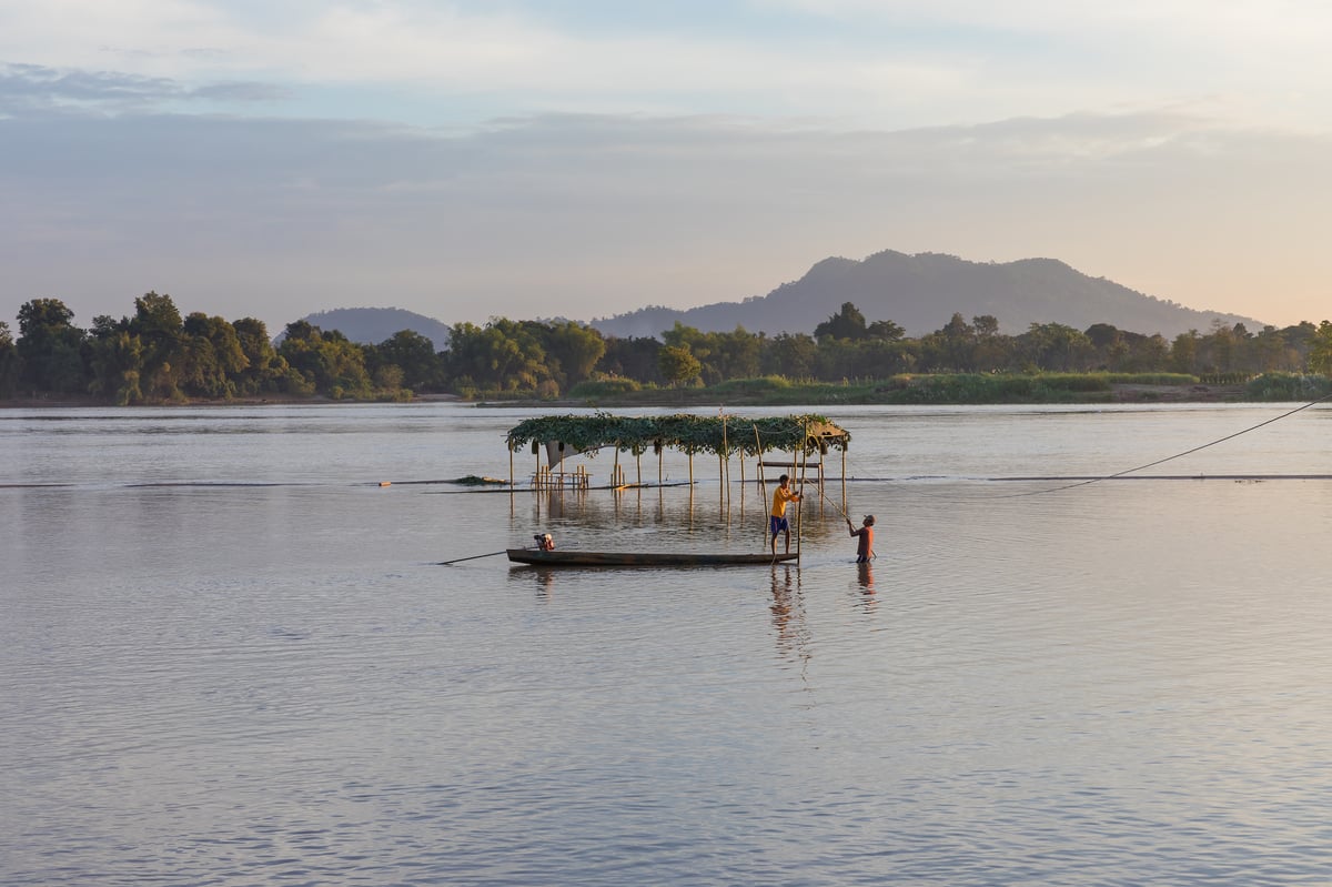 Mekong_pirogue_at_sunset_in_the_4000_islands