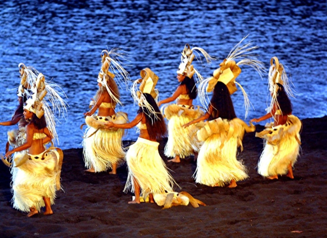 traditional Tahiti dance beach show