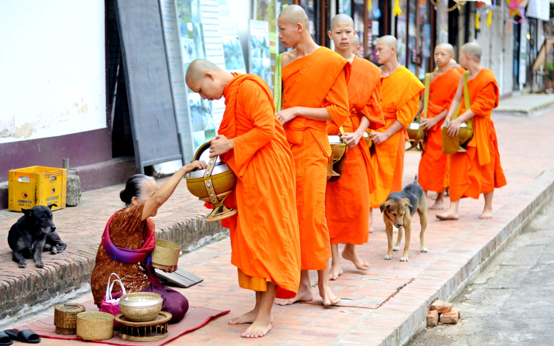 Luang_Prabang_Free_Stock_Image_Unsplash_2019_CCLaurentiu_Morariu-5zAWuwWi3ZU_ctdawl