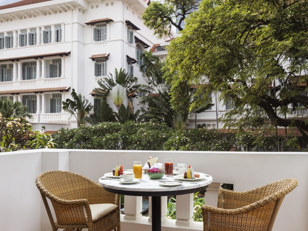 Raffles_Hotel_Le_Royal_Balcony_Table_dtuj7z