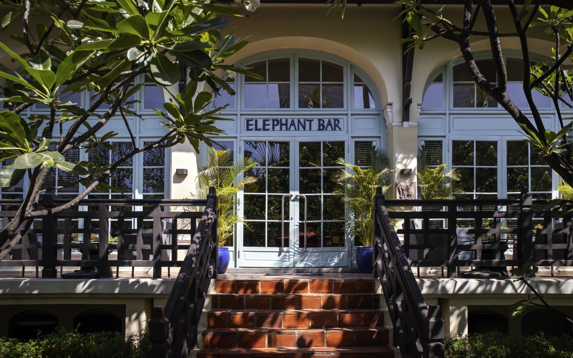 Raffles_Hotel_Le_Royal_Elephant_Bar_ft2buk