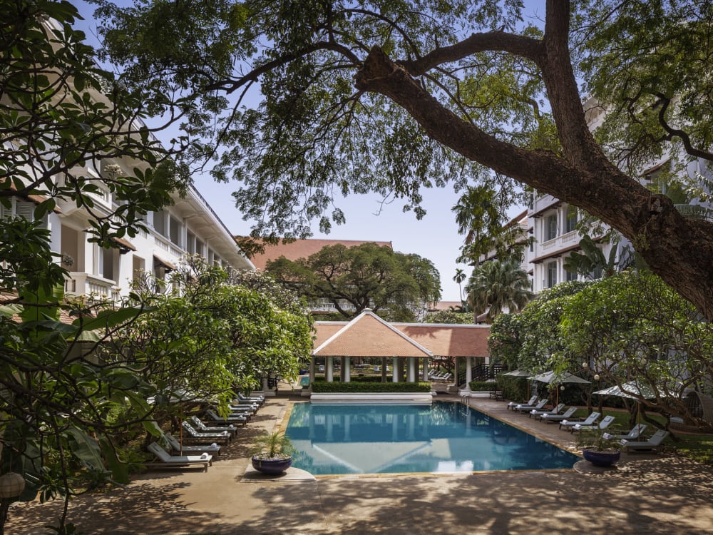 Raffles_Hotel_Le_Royal_Pool_Overview_mpirpq