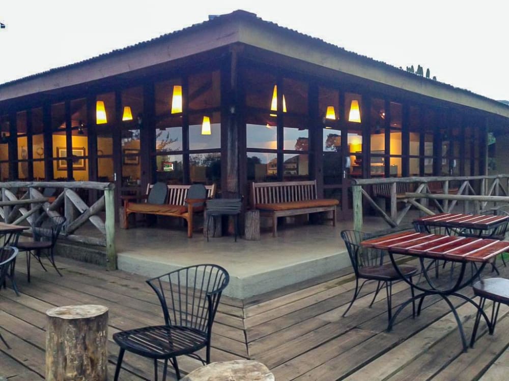 Veranda with chairs and tables at Rhino Lodge
