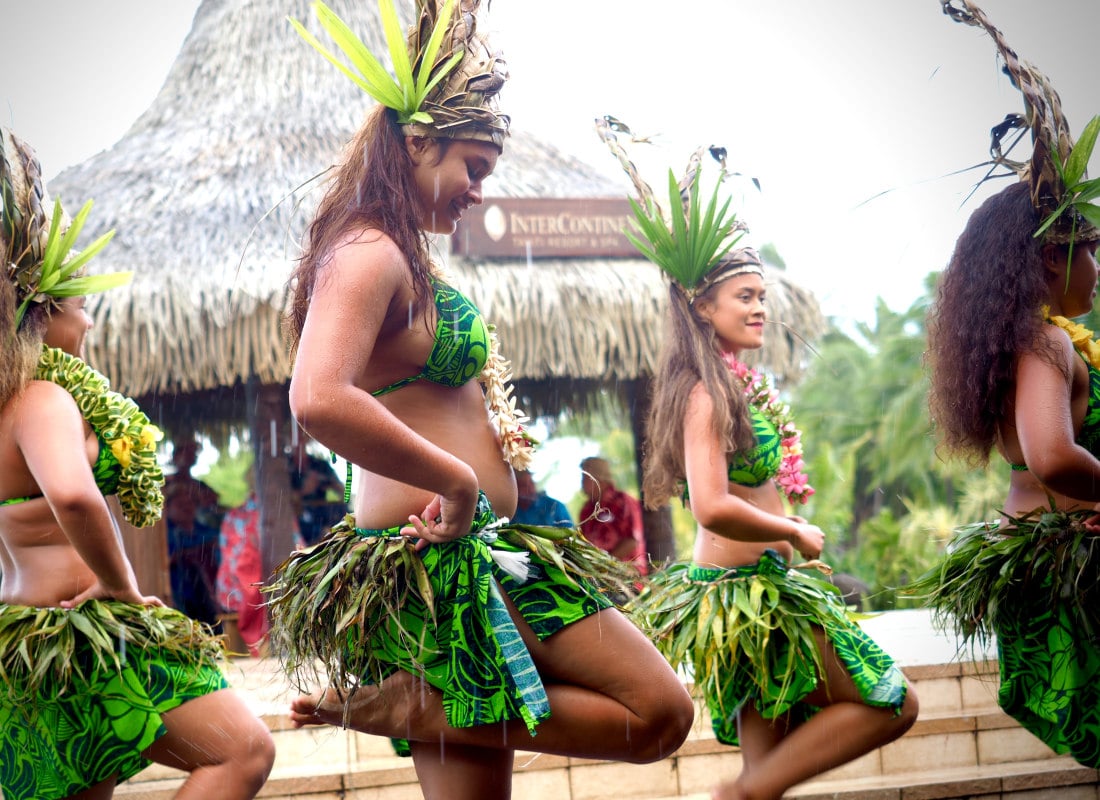 Tahitian women are dancing. 