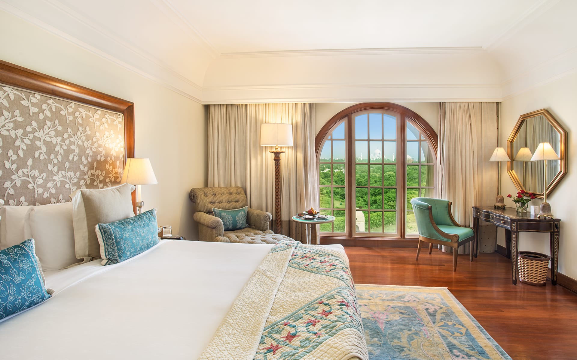The_Oberoi_Amarvilas_Deluxe_Suite_pu7mgf