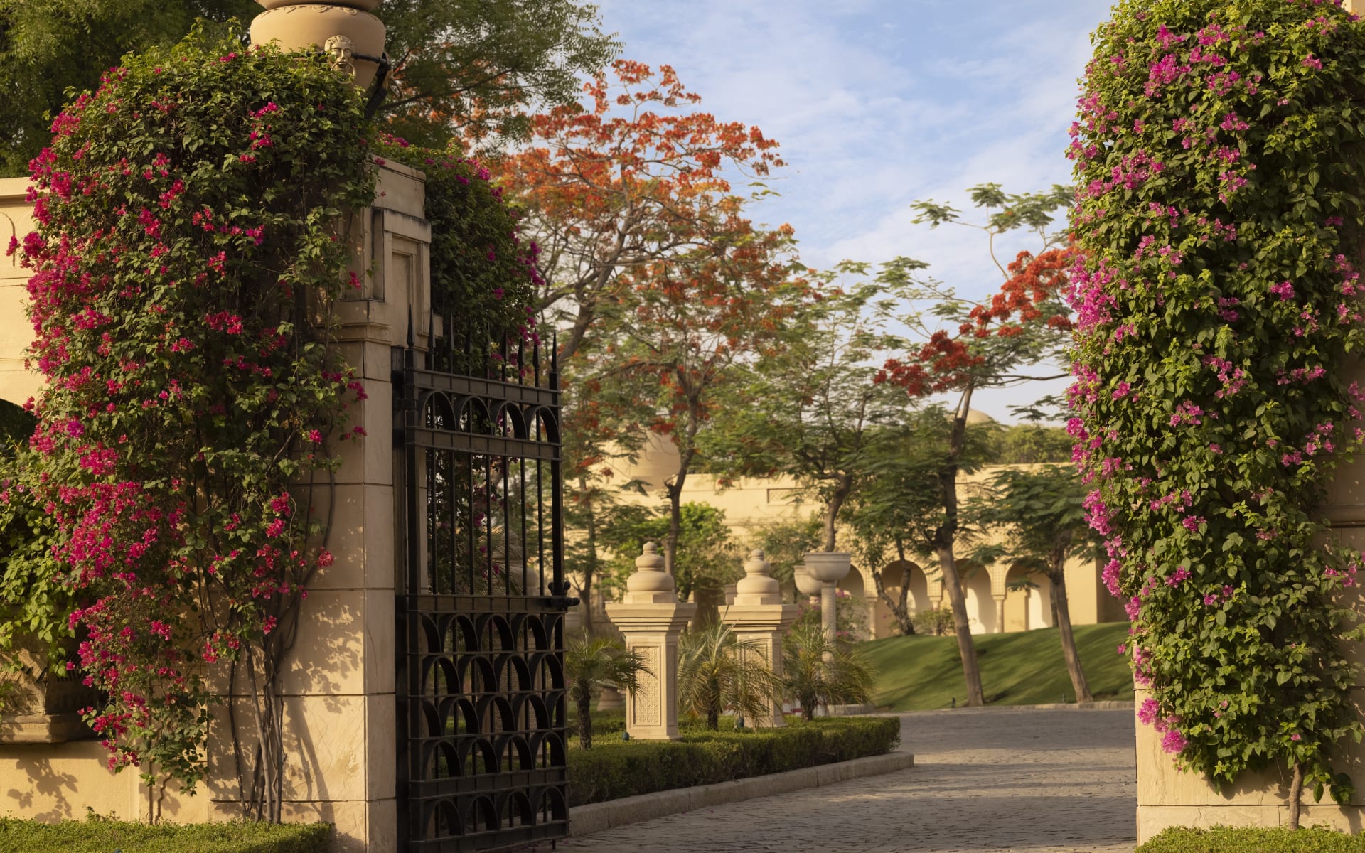 The_Oberoi_Amarvilas_Entrance_Gate_gbf9h9