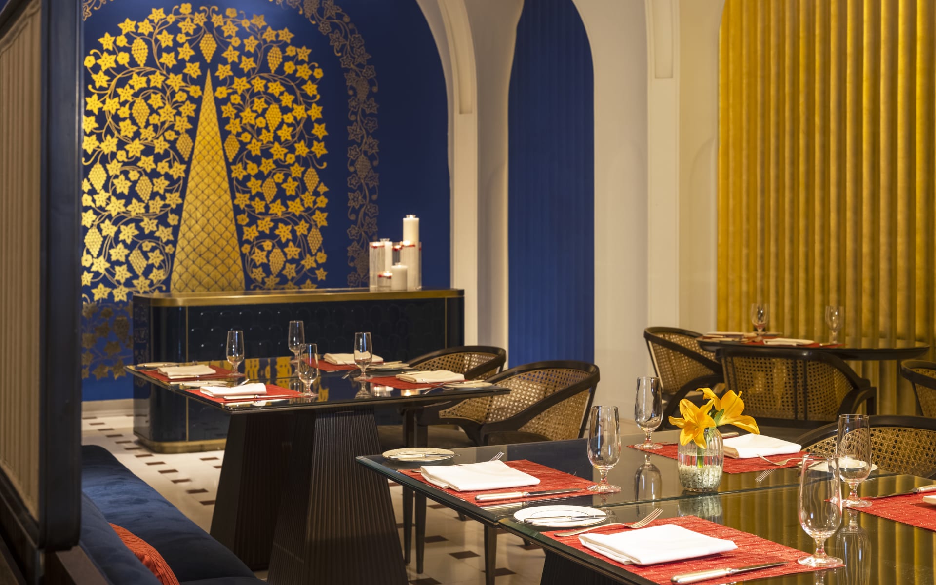 The_Oberoi_Amarvilas_Restaurant_Tables_ciytpl