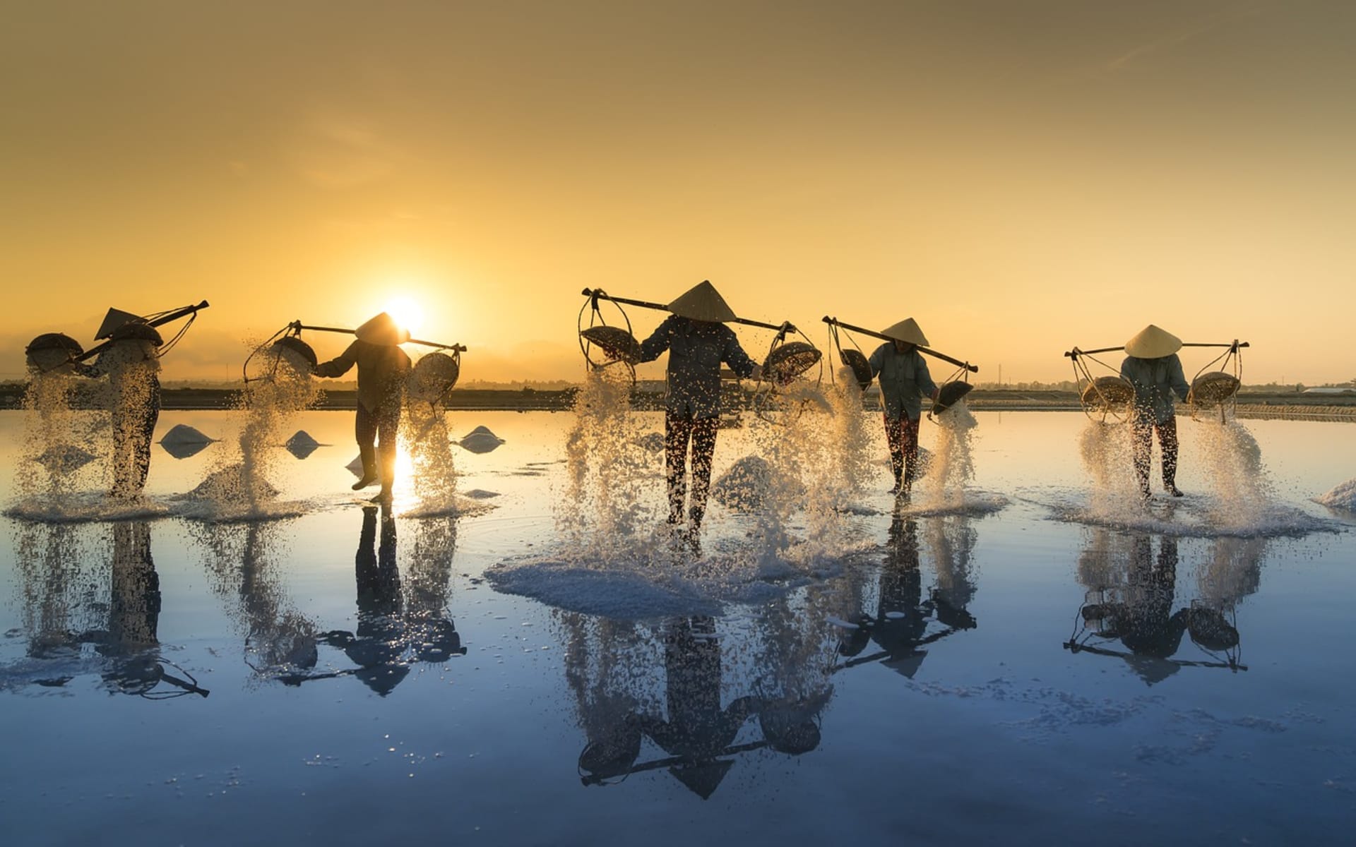 Vietnam_Salt_Harvesting_Free_Stock_Image_Pixabay_CCQuangpraha_7969d7379_1280_khcw12