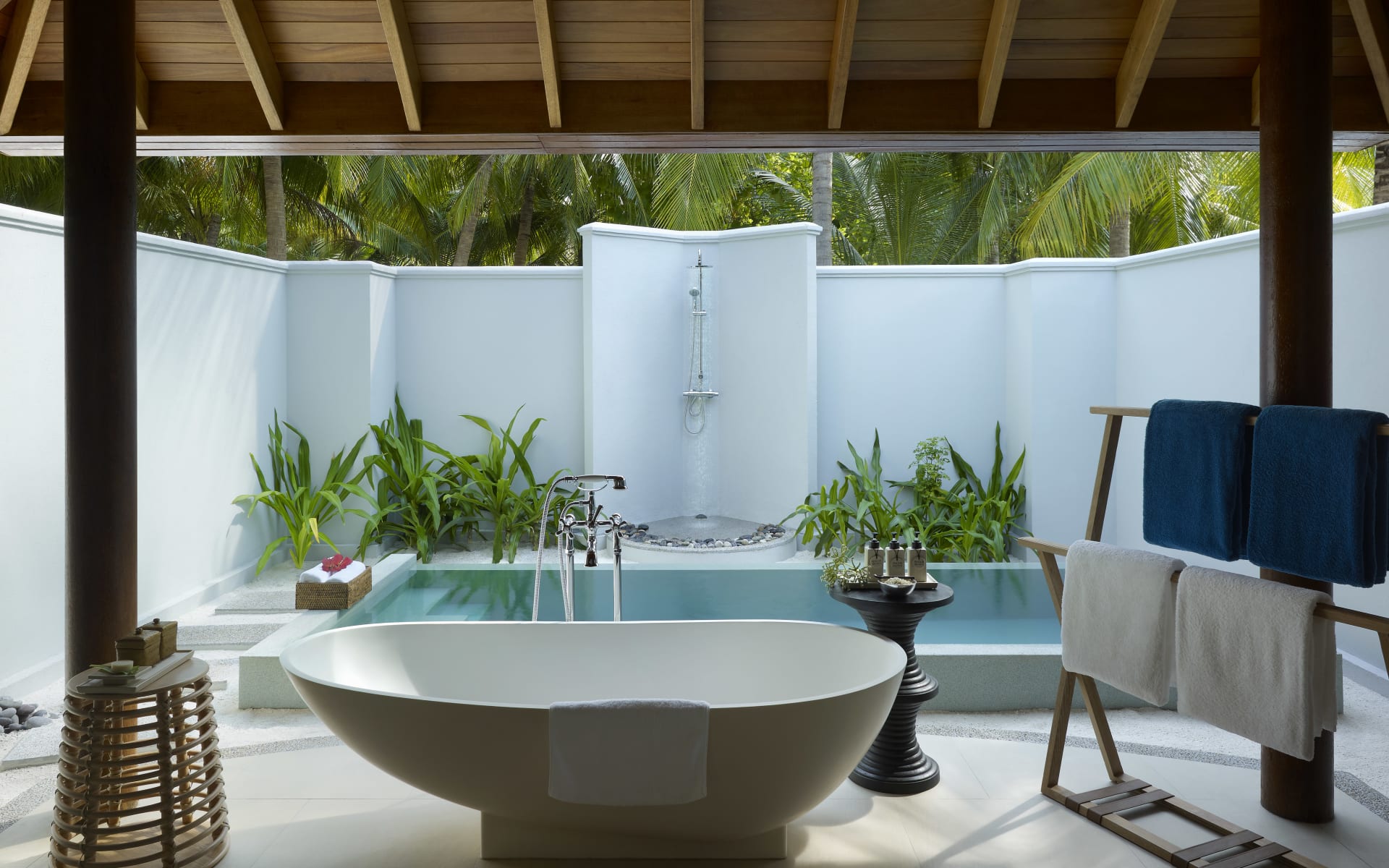 beach-villa-bathtub-dusit-thani-maldives_c8qn9z