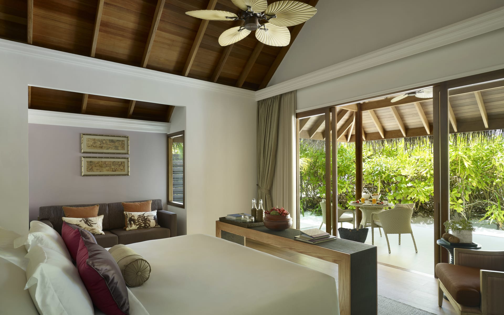 beach-villa-bedroom-dusit-thani-maldives_zub7vl