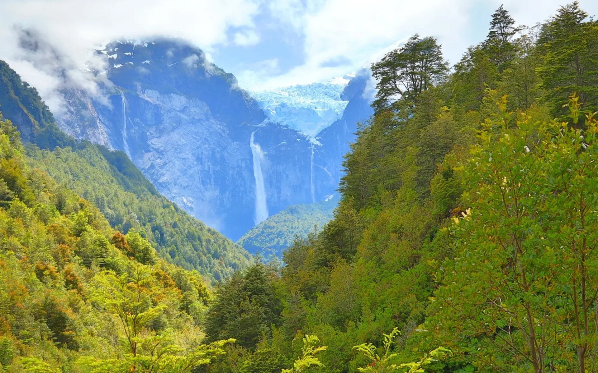 There are mountains with waterfalls in Carretera Austral. 