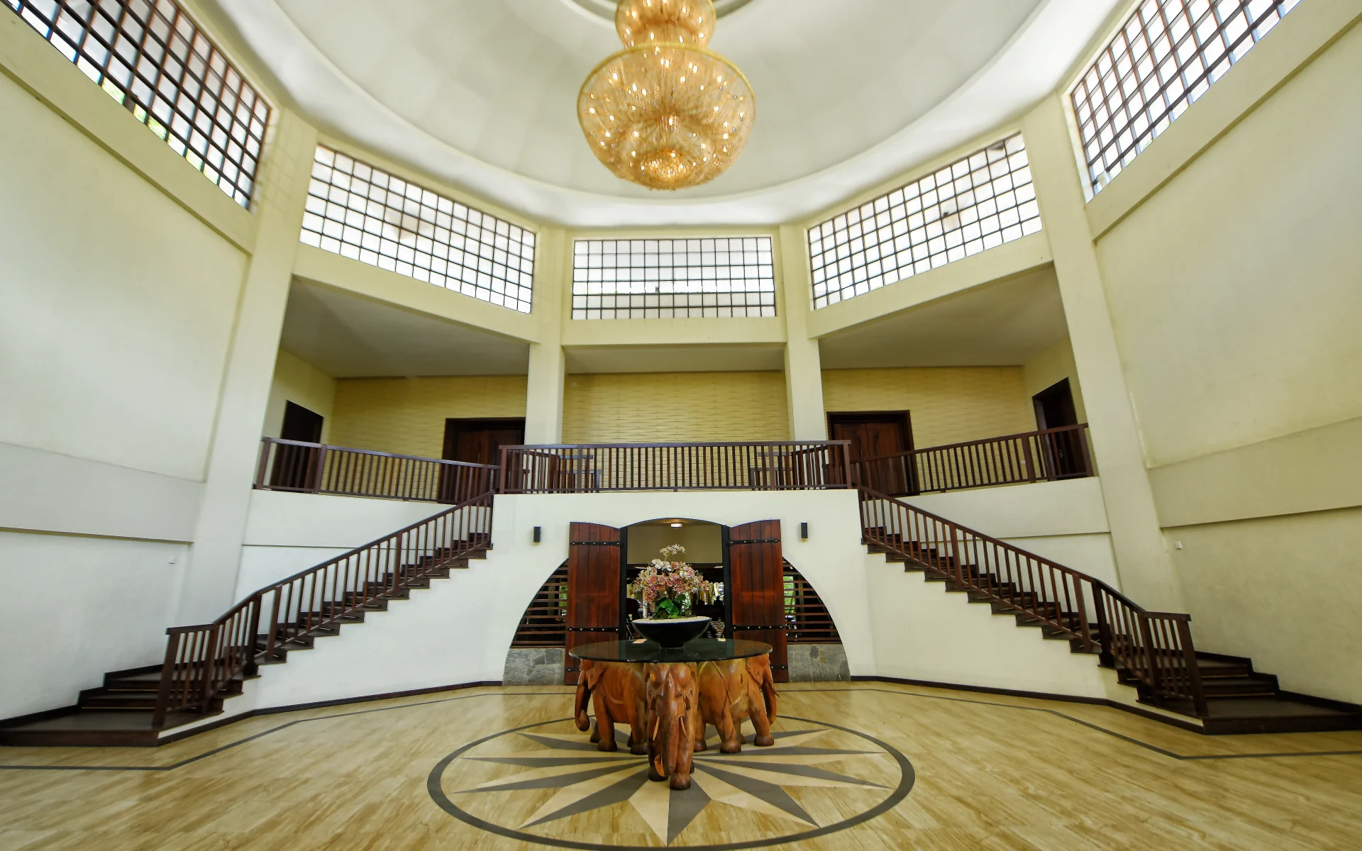 The entrance hall of the Grand Udawalawe is bright and spacious, and a two-way staircase leads to the higher floors.