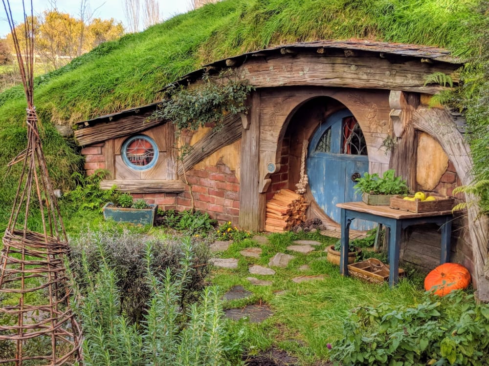 hobbiton_unsplash_lo4xko