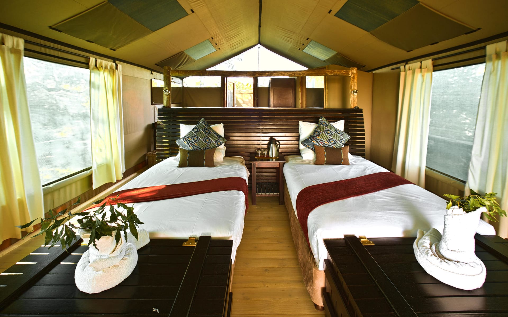 pom_pom_camp_botswana_tent_interior-1