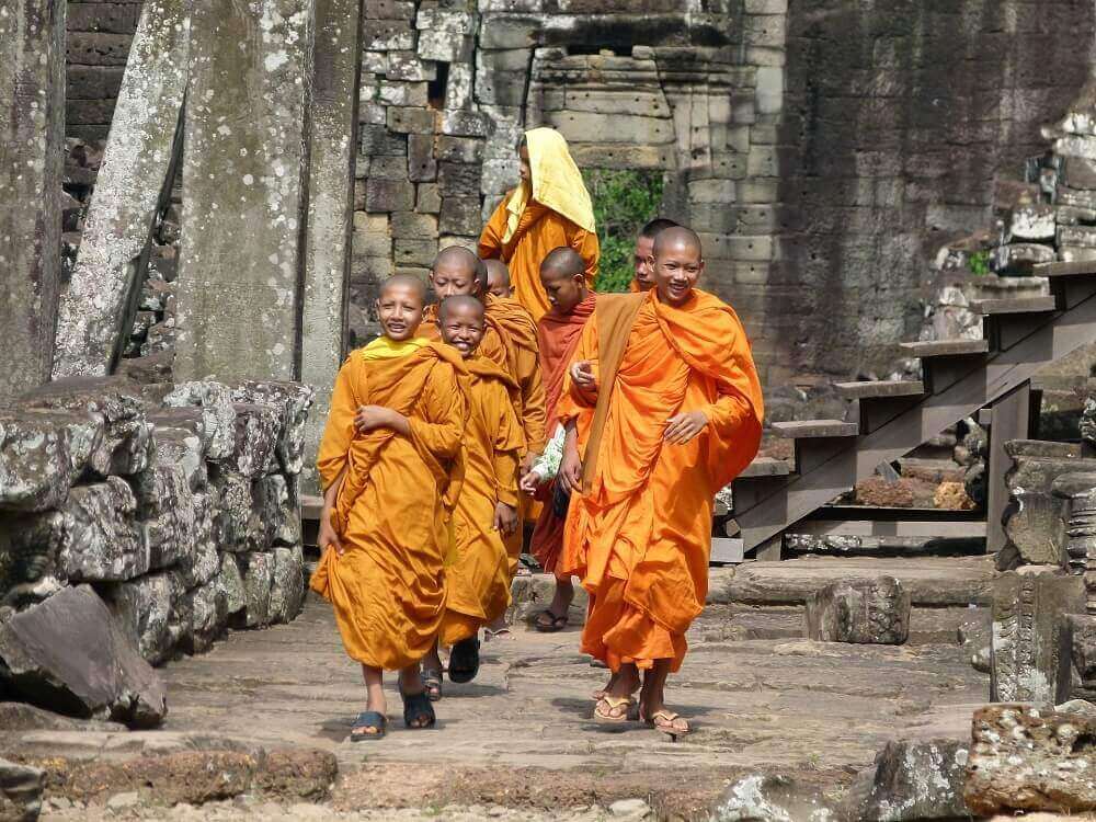 buddhist_monks_at_angkor_temples_cambodia