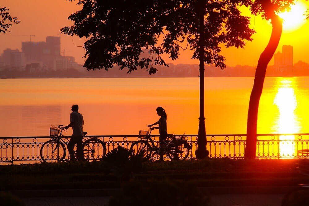 cycling-around-hoan-kiem-lake-at-sunset-old-quarter-hanoi-vietnam