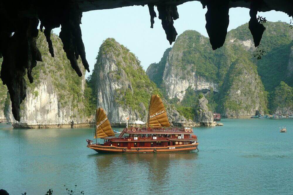 halong-bay-cruise-ship-karsts-vietnam
