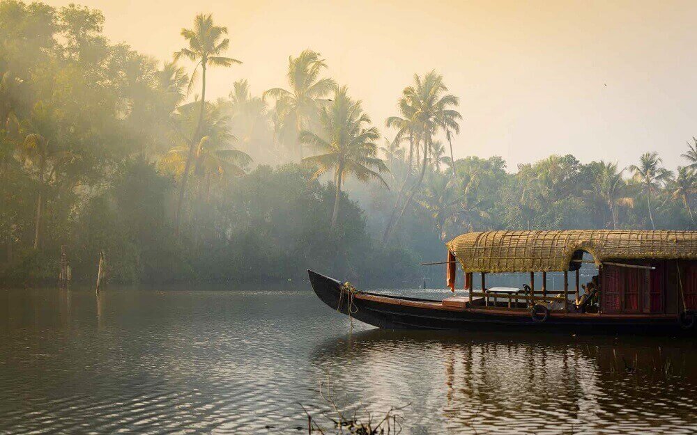 houseboat_in_kerala_backwaters_india