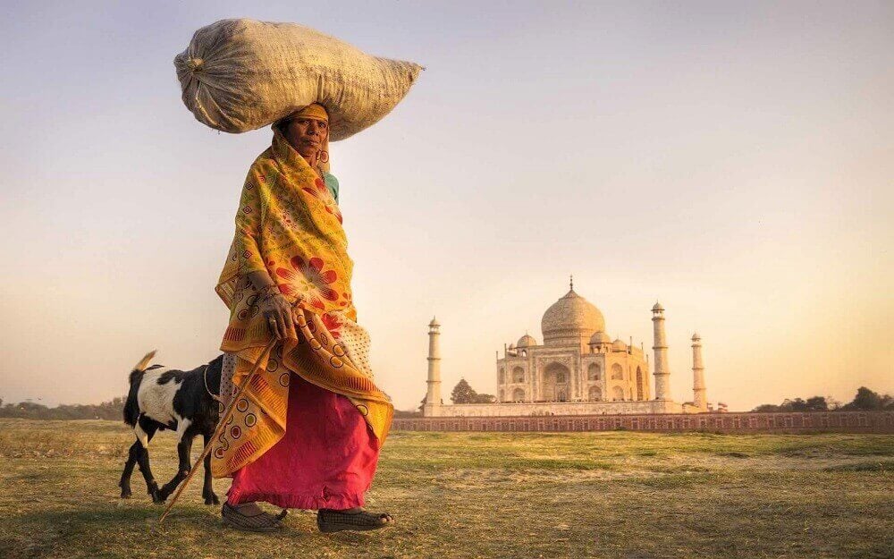 indian_woman_carrying_on_head_taj_mahal
