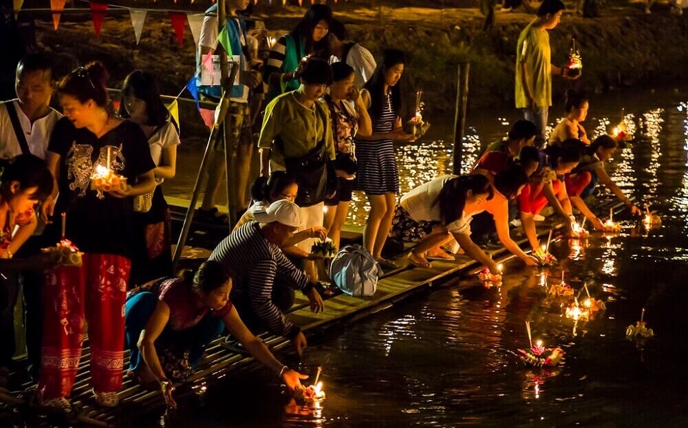 Loy krathong floating offerings - Thailand festivals