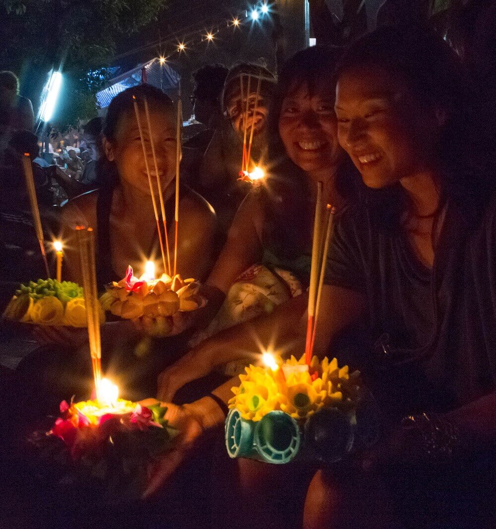 loy_krathong_offerings_thailand_festival