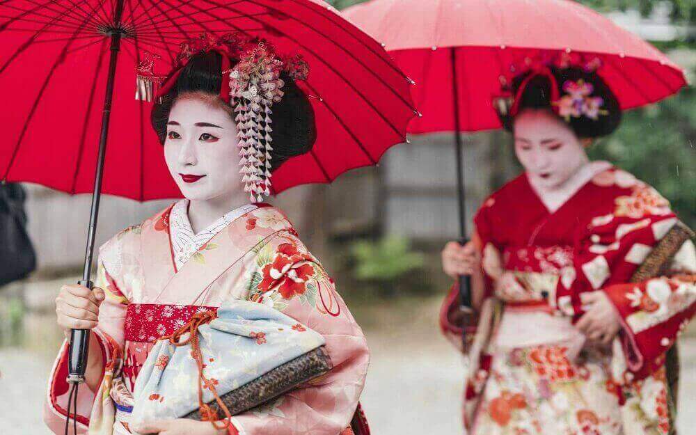 maiko geisha walking in kyoto