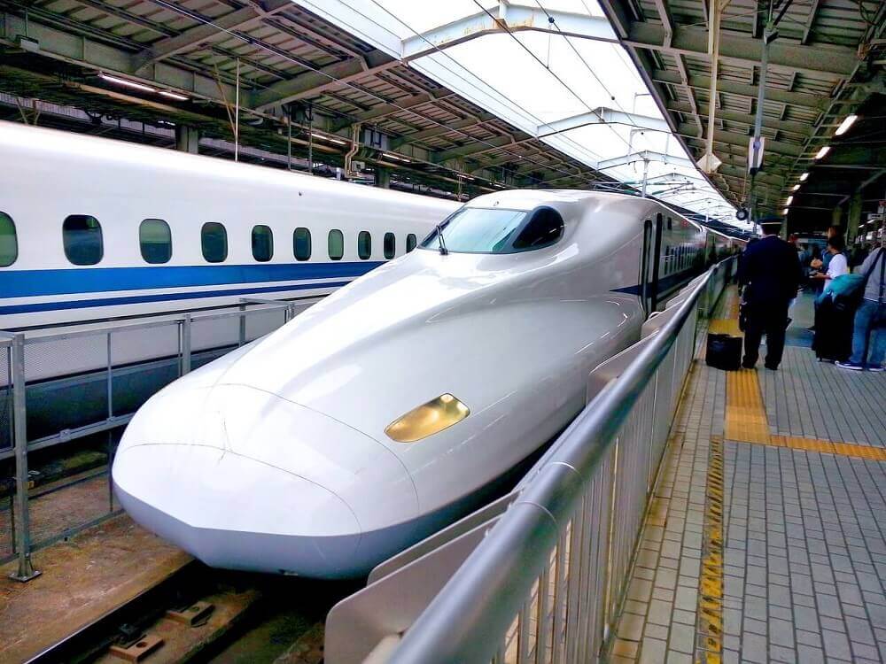 shinkansen-bullet-train-in-japan