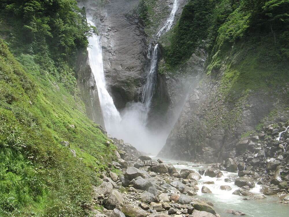 Shomyo and Hannoki twin waterfalls in Japan