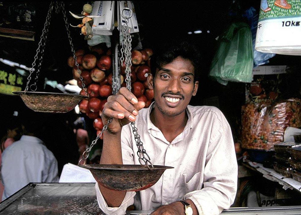 Sri Lanka shopkeeper, responsible travel guide