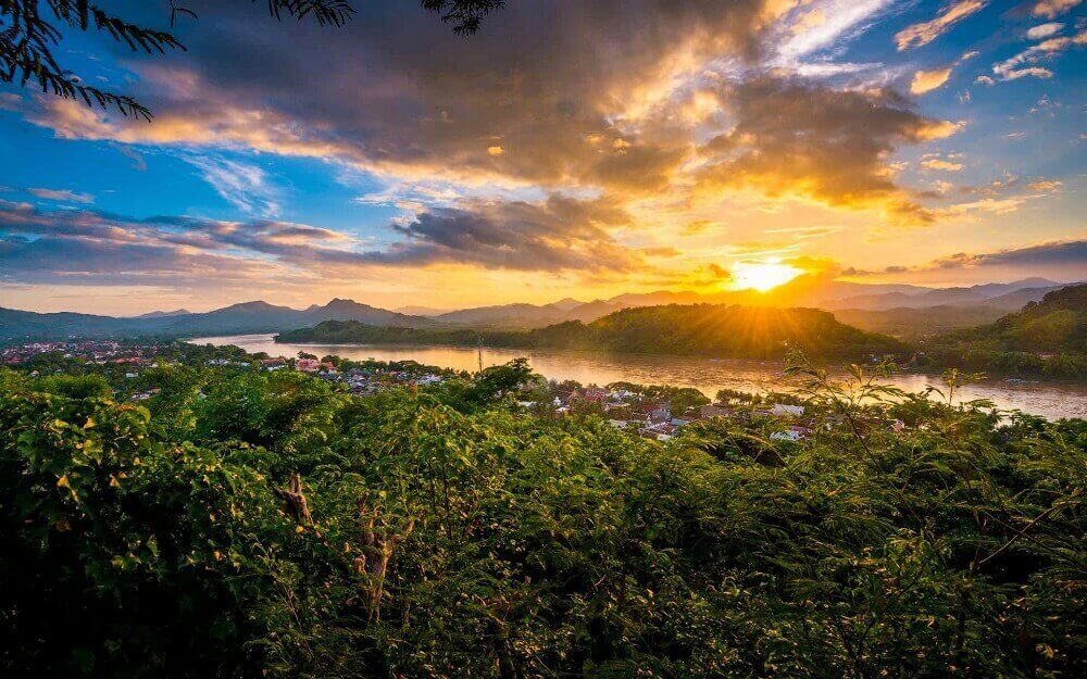 sunset_at_mount_phousi_luang_prabang_laos