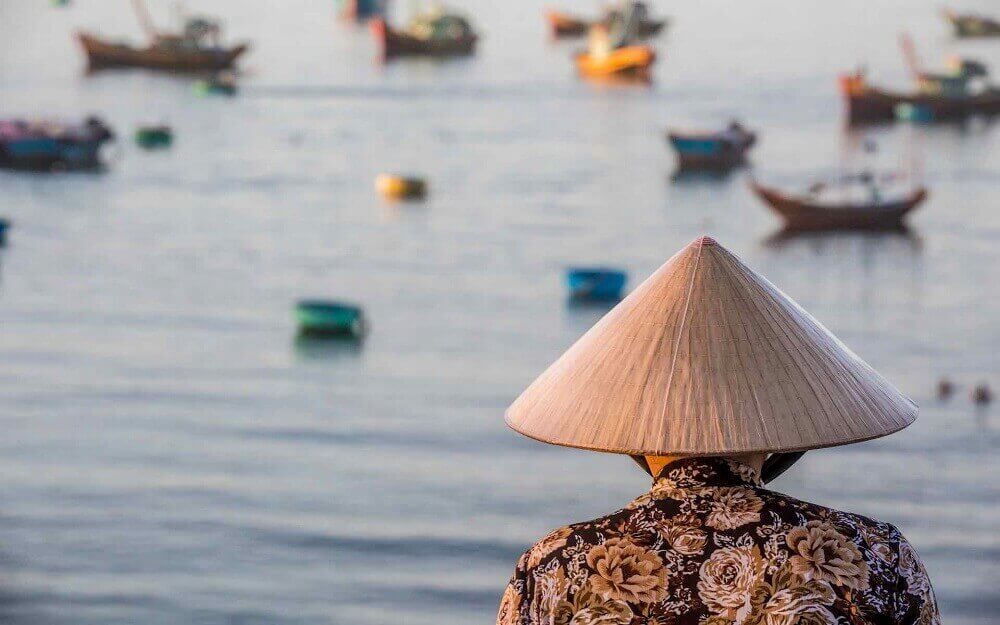 vietnamese_woman_fishing_mui_ne