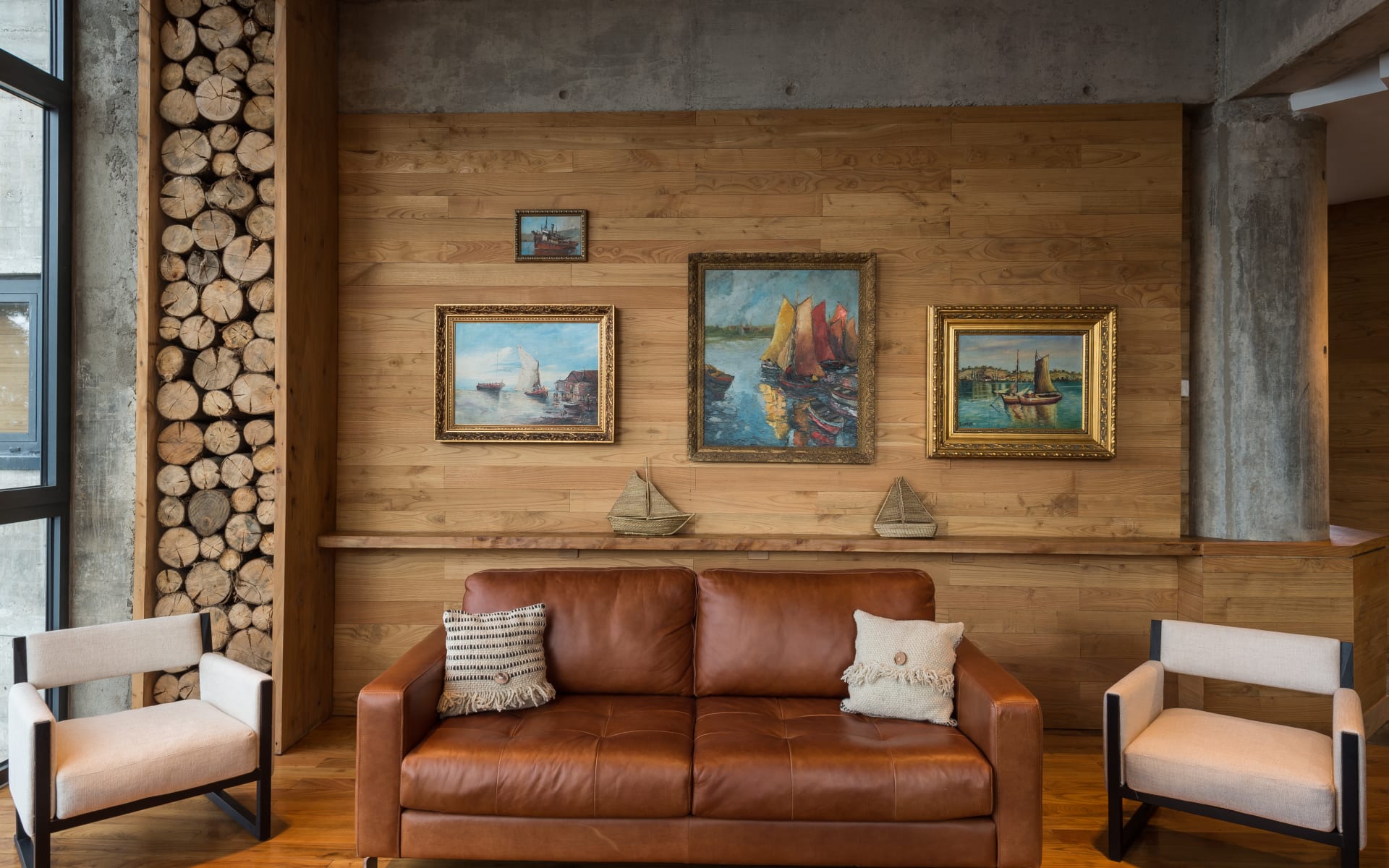 In the lobby, there are armchairs and sofas to sit on and look at the many artworks lining the wall. 